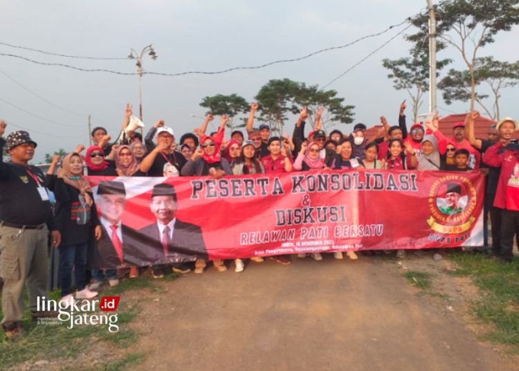 DEKLARASI: Peserta konsolidasi relawan pemenangan Ganjar-Mahfud di Desa Gulangpongge, Kecamatan Gunungwungkal, Kabupaten Pati, belum lama ini. (Arif Febriyanto/Lingkarjateng.id)