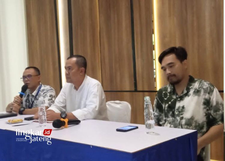 KONFERENSI PERS: PT BPR Bank Jepara Artha menggelar konferensi pers terkait isu kebangkrutan serta dugaan aliran kredit ilegaldi sebuah resto depan Taman Kerang Jepara pada Jumat, 22 Desember 2023. (Tomi Budianto/Lingkarjateng.id)