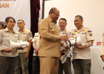 PENYERAHAN: Linmas Kabupaten Semarang melalui Dinas Satpol PP dan Damkar (Poldam) Kabupaten Semarang menerima bantuan dari Kemendagri sebagai apresiasi pemerintah pusat kepada pemerintah provinsi (pemprov) dan Pemkab Semarang pada Senin, 11 Desember 2023 di Hotel Redtop Pecenongan, Jakarta Pusat. (Dinas Poldam Kabupaten Semarang/Lingkarjateng.id)