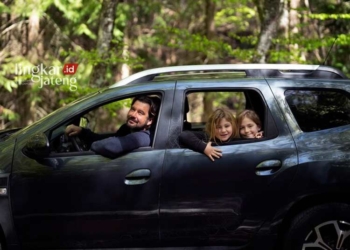 ILUSTRASI: Satu keluarga menempuh perjalanan untuk mengunjungi objek wisata saat liburan akhir tahun. (Freepik/Lingkarjateng.id)
