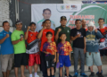 BERAKSI: Ketua DPRD Jepara Haizul Ma’arif saat mencoba bermain tenis meja dalam Turnamen Tenis Meja Piala Ketua DPRD di PTM Maykid (Mayong Kidul), Minggu, 17 Desember 2023. (Tomi Budianto/Lingkarjateng.id)