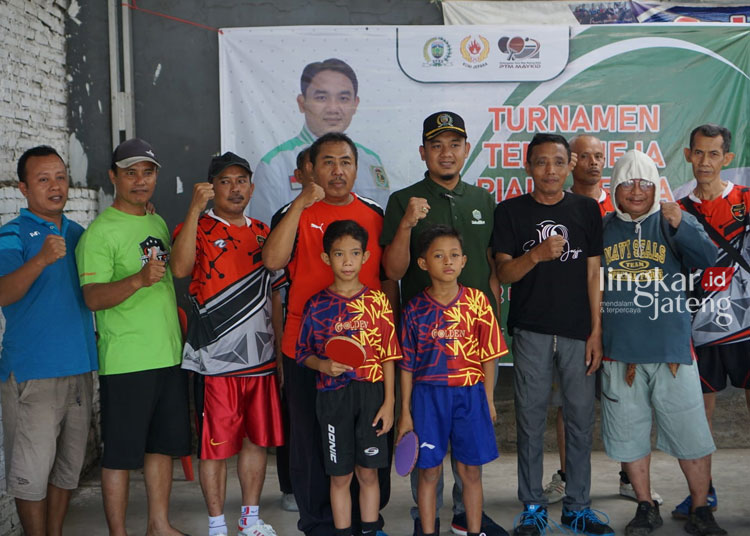 Turnamen Tenis Meja Piala Ketua DPRD Jepara Diharap Jaring Atlet Unggul dan Potensial 25 BERAKSI: Ketua DPRD Jepara Haizul Ma’arif saat mencoba bermain tenis meja dalam Turnamen Tenis Meja Piala Ketua DPRD di PTM Maykid (Mayong Kidul), Minggu, 17 Desember 2023. (Tomi Budianto/Lingkarjateng.id)