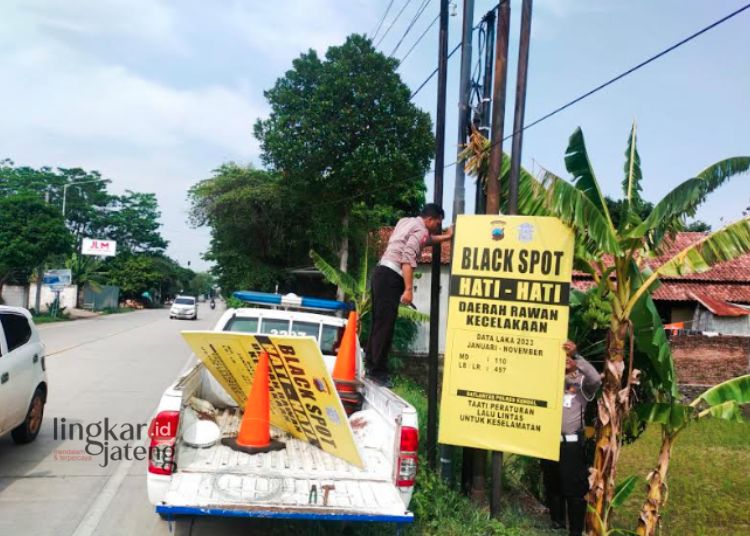 PASANG IMBAUANG: Jajaran Satlantas Polres Kendal memasang baliho imbauan rawan kecelakaan di salah satu jalan di Kendal. (Dok. Humas Polres Kendal/Lingkarjateng.id)