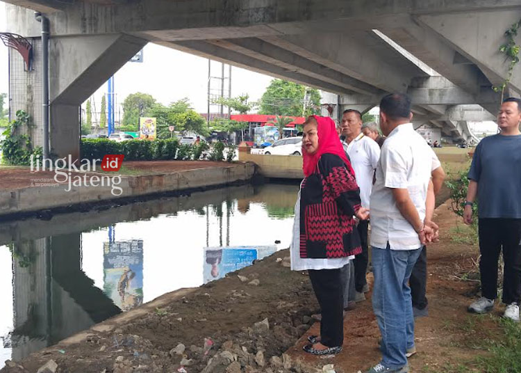 ERSUMBAT: Wali Kota Semarang Hevearita Gunaryanti saat mengecek saluran air di Semarang Barat pada Minggu, 10 Desember 2023. (Rizky Syahrul Al-Fath/Lingkarjateng.id)