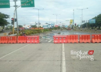 Penutupan jalan menuju Demak Kota oleh personil Dinas Perhubungan Kabupaten Demak saat pengecetan para pedagang pagi di Pasar Bintoro belum lama ini. (Dishub Demak/Lingkarjateng.id)