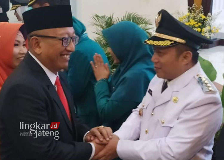 Mantan Pj Walikota Salatiga Sinoeng N Rachmadi (kiri) memberikan ucapan selamat kepada Pj Walikota Salatiga Baru Yasip Khasani (Rizky Syahrul Al-Fath/Lingkarjateng.id)