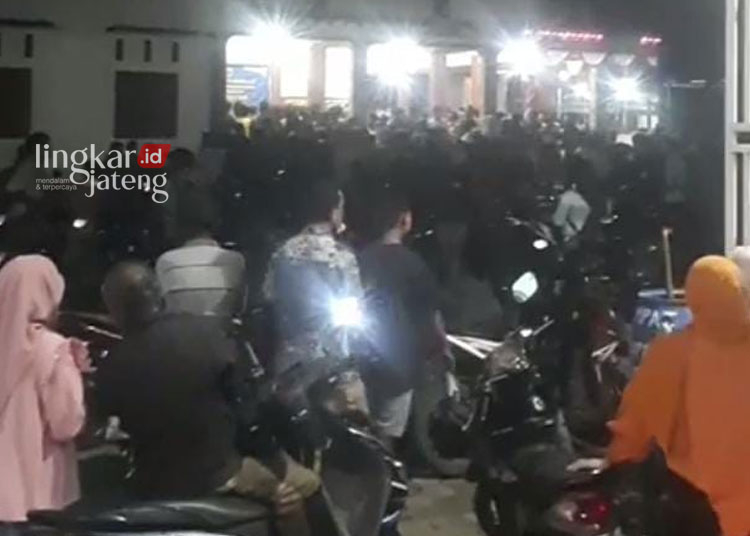 DIAMANKAN: Penangkapan seorang pria paru baya (58) yang kedapatan mencuri sepeda motor di acara pentas Ketoprak di Pati, Senin malam, 11 Desember 2023 sekitar pukul 23.30 WIB. (Arif Febriyanto/Lingkarjateng.id)