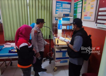 Kondisi bayi perempuan yang ditemukan di bawah jembatan Sungai Makam Sentono, Jatirejo, Gunungpati oleh warga sekitar, Rabu, 6 Desember 2023 sekira pukul 05.00 WIB. (Risky Syahrul/Lingkarjateng.id)