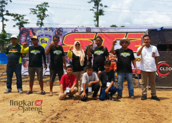 POTRET: Keluarga “Mbah Joko Management” selaku pionir Kejurda Grasstrack dan Motocross Gua Wareh Cup 2023. (Dok. Pribadi/Lingkarjateng.id)