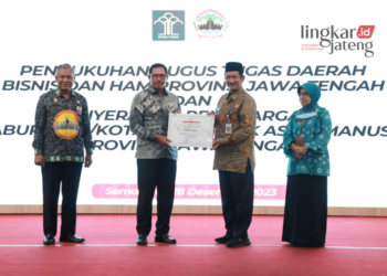 Sekretaris Daerah Kabupaten Kendal, Sugiono menerima penghargaan Kabupaten Peduli Hak Asasi Manusia (HAM) Tingkat Provinsi Jawa Tengah di Gedung Gradhika Bhakti Praja Kompleks Kantor Gubernur Jawa Tengah pada Kamis, 28 Desember. (Dok. Lingkarjateng.id)