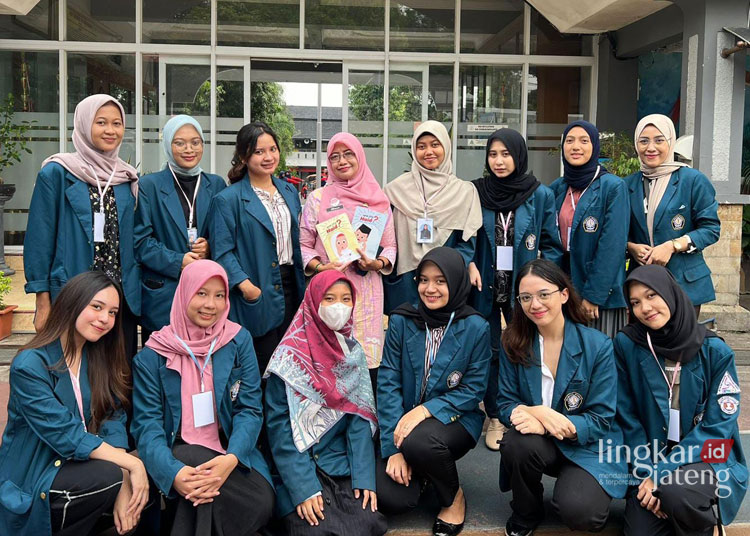 Tim 6 KKN Tematik Menstrual Hygiene dan Sanitasi Aman Universitas Diponegoro Semarang. (Dok. Lingkarjateng.id)