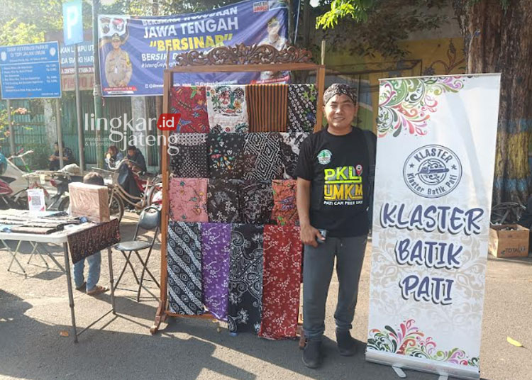 AKTIF PAMERAN: Koordinator Klaster Batik Pati, Tamzis Al Anas memajang batik-batik Pati saat Car Free Day, Minggu, 17 Desember 2023. (Nailin Ra/Lingkarjateng.id)