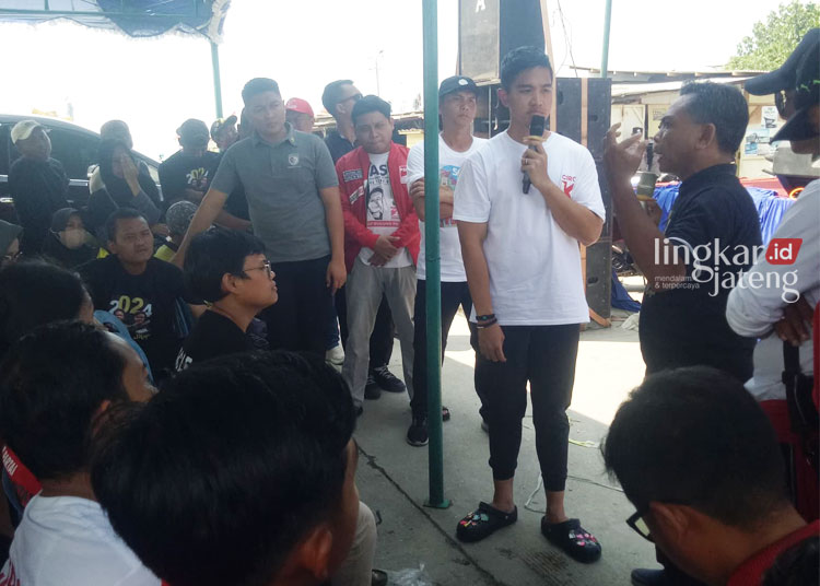 SERAP ASPIRASI: Ketum Partai Solidaritas Indonesia (PSI) Kaesang Pangarep saat berdialog dengan warga nelayan Rembang di PPP Tasikagung, Minggu, 17 Desember 2023. (R. Teguh Wibowo/Lingkarjateng.id)