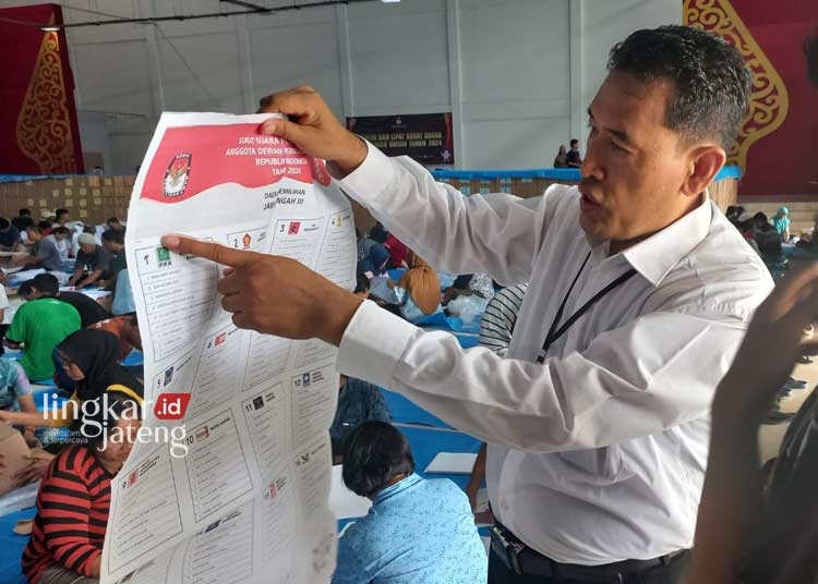 RUSAK: Koordinator pengawas mengecek kondisi surat suara saat proses sortir dan lipat di Gedung Dewi Sri, Kelurahan Danyang, Kecamatan Purwodadi, Kabupaten Grobogan. (Eko Wicaksono/Lingkarjateng.id)