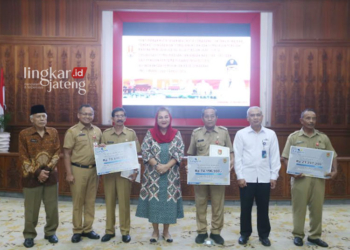 PENYERAHAN SK: Wali Kota Semarang, Hevearita Gunaryanti Rahayu menyerahkan Surat Keputusan (SK) Pensiun Aparatur Sipil Negera (ASN) di lingkungan Pemerintah Kota (Pemkot) Semarang TMT 1 Maret sampai 1 April 2024 di Ruang Lokakrida Balai Kota Semarang pada Senin, 29 Januari 2024. (Rizky Dab/Lingkarjateng.id)