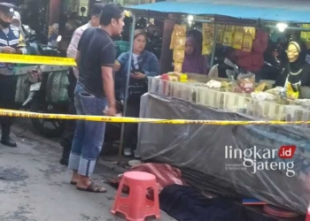 OLAH TKP: Pihak kepolisian dari Polsek Pati Kota saat mengamankan Pasar Puri pasca penemuan mayat pada Sabtu, 6 Januari 2024. (Arif Febriyanto/Lingkarjateng.id)