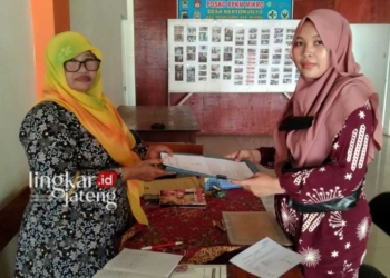 POTRET: Salah seorang pendaftar sedang mengumpulkan berkas pendaftaran perangkat Desa Kertomulyo Kendal. (Dok. Lingkarjateng.id)