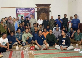 SERAP ASPIRASI: Calon anggota legislatif (Caleg) Dewan Perwakilan Rakyat Daerah (DPRD) Kabupaten Jepara dari Partai NasDem, Muhammad Ramadhan Adinda Prabu saat menyapa masyarakat Banjaragung, Kecamatan Bangsri, Jepara. (Tomi Budianto/Lingkarjateng.id)