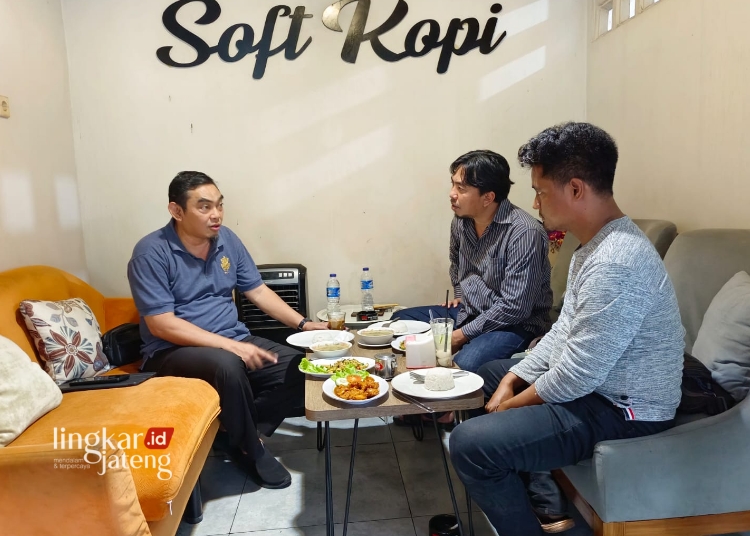 SOSIALISASI: Kasat Intelkam Polres Kendal AKP Susilo Kalis Rubiyono (tengah) menyosialisasikan larangan penggunaan knalpot brong kepada Ketua DPD PKS Kabupaten Kendal Sulistyo Ari Wibowo (kiri) di Soft Kopi pada Minggu, 14 Januari 2024. (Dok. Polres Kendal/Lingkarjateng.id)