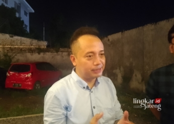 Bendahara TKD Jateng, Bambang Wijanarko, saat diwawancara usai kegiatan Temu Wakil Muda 02 Tim Kampanye Jawa Tengah di Kafe Borjuis, Jalan Pierre Tendean, Kota Semarang, Kamis, 18 Januari 2024 malam. (Rizky Syahrul Al-Fath/Lingkarjateng.id)