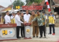 SIMBOLIS: Presiden Jokowi (ketiga dari kanan) didampingi Bupati Blora Arief Rohman (kedua dari kanan) secara simbolis meresmikan Jalan Blora-Grobogan pada Selasa, 23 Januari 2024. (Subekan/Lingkarjateng.id)