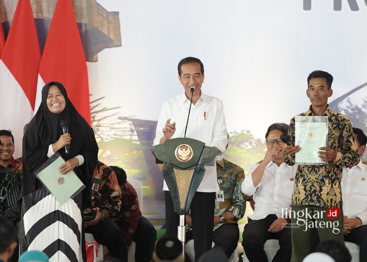 SUMRINGAH: Dua warga Grobogan menerima sertifikat tanah Program PTSL dari Presiden Joko Widodo pada Selasa, 23 Januari 2024. (Dok. Humas Kepresidenan RI/Lingkarjateng.id)