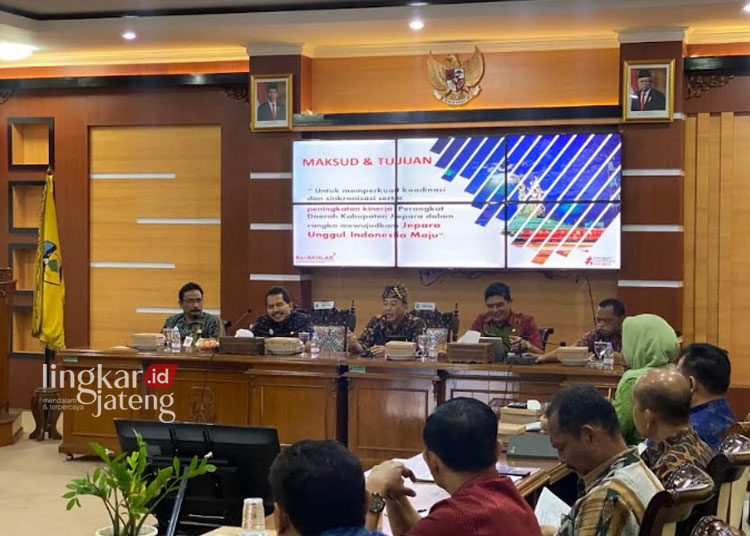 TERTIB: Pj Bupati Jepara Edy Supriyanta memimpin Rapat Koordinasi Kedinasan Perangkat Daerah Kabupaten Jepara di Ruang Rapat Sosrokartono, Rabu, 3 Januari 2023. (Tomi Budianto/Lingkarjateng.id)