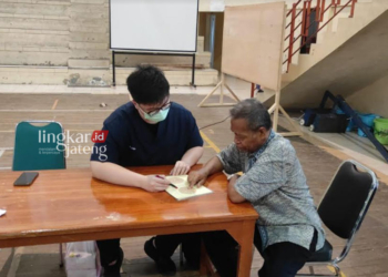 PEMERIKSAAN: Warga menjalani skrining tes buta warna untuk menjadi petugas sortir lipat surat suara di Gor Serbaguna Wujil, Kecamatan Bergas, Kabupaten Semarang, Selasa, 2 Januari 2023. (Hesty Imaniar/Lingkarjateng.id)