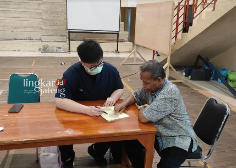 PEMERIKSAAN: Warga menjalani skrining tes buta warna untuk menjadi petugas sortir lipat surat suara di Gor Serbaguna Wujil, Kecamatan Bergas, Kabupaten Semarang, Selasa, 2 Januari 2023. (Hesty Imaniar/Lingkarjateng.id)