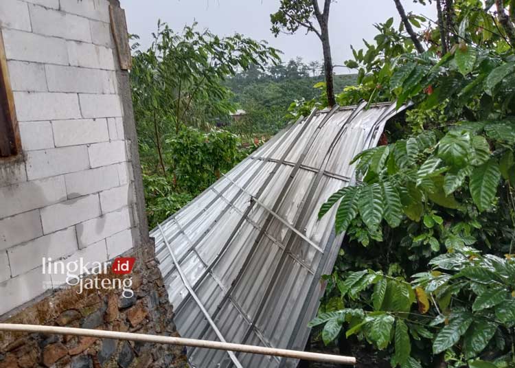 Rumah Rusak Disapu Angin Puting Beliung Di Jepara