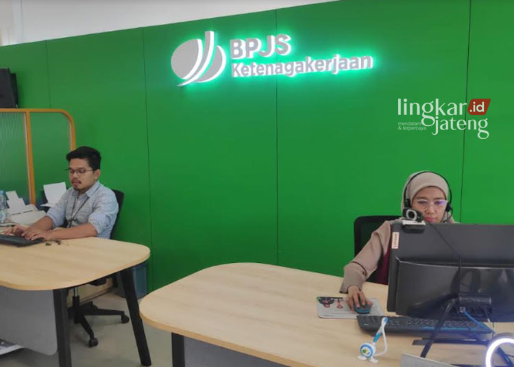 67,72 Persen Pekerja di Rembang Belum Tercover BPJS Ketenagakerjaan 25 PELAYANAN: Tampak petugas BPJS Ketenagakerjaan Cabang Rembang sedang bekerja. (R.Teguh Wibowo/Lingkarjateng.id)
