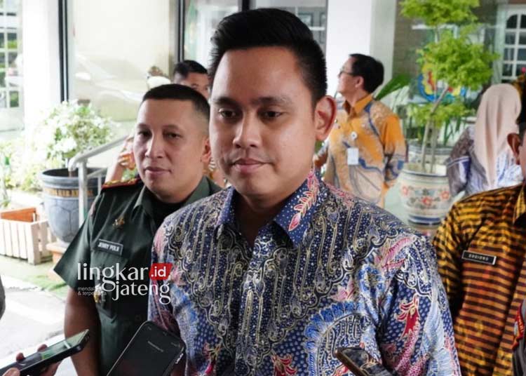 ASN Kendal Ketahuan Tak Netral akan Disanksi, Bupati Dico: Ada Buktinya 25 BERI KETERANGAN: Bupati Kendal, Dico M. Ganinduto. (Arvian Maulana/Lingkarjateng.id)
