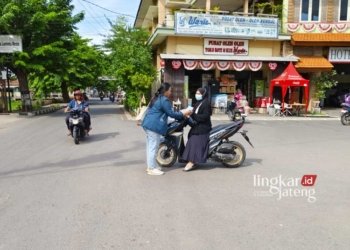 AKSI DAMAI: Salah satu mahasiswa di Kendal yang tergabung dalam Imaken menggelar aksi damai tolak hoaks dan tolak kampanye provokatif. (Dok. Polres Kendal for Lingkar/Lingkarjateng.id)