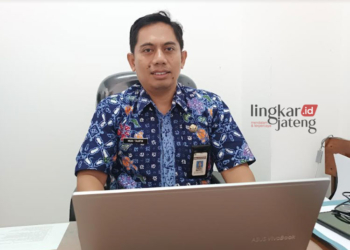 Kabid Bina Pemerintahan Desa Dinsospermasdes Jepara, Muh. Taufik saat ditemui di kantornya, Selasa, 16 Januari 2024. (Tomi Budianto/Lingkarjateng.id)