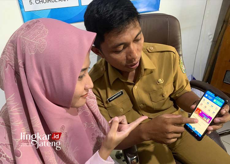 SOSIALISASI: Salah satu perangkat Desa Ngampel Wetan, Kecamatan Ngamperl, Kabupaten Kendal memberikan sosialisasi penggunaan Aplikasi Sipitung. (Lingkarjateng.id)