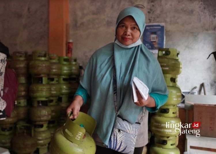 MEMBELI: Seorang warga membeli gas subsidi di salah satu pangkalan LPG di Kudus. (Nisa Hafizhotus. S/Lingkarjateng.id)