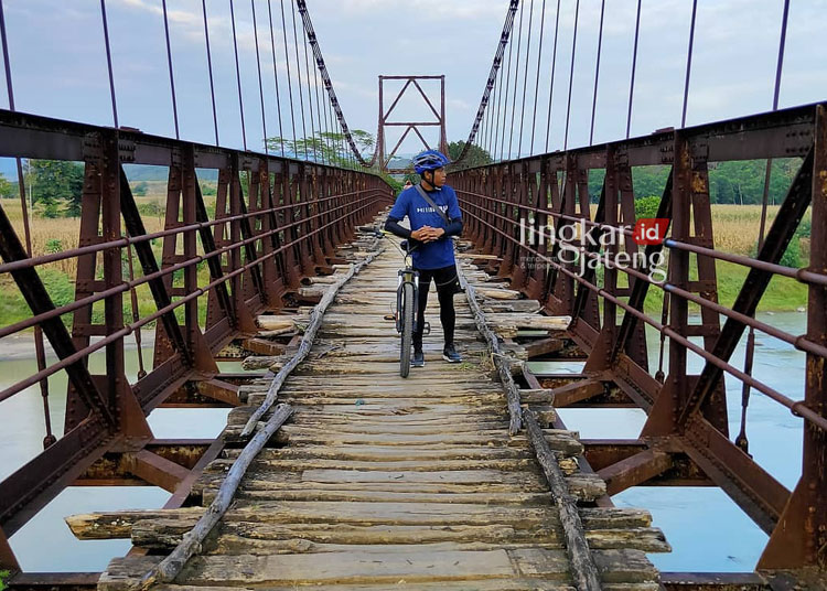 RUSAK: Kondisi jembatan gantung Desa Wonosari, Kecamatan Pegandon, Kabupaten Kendal masih terlihat kokoh namun membahayakan warga. (Facebook Pojok Kendal/Lingkarjateng.id)