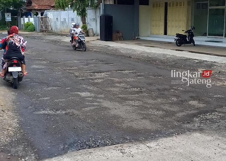 Belum Genap Seminggu Diperbaiki Aspal Jalan Bahari Weleri Kembali Rusak