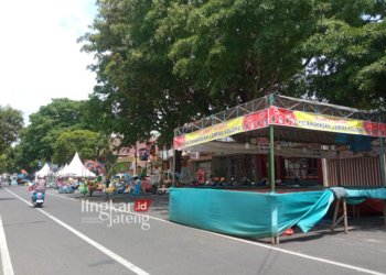 BERSIAP: Stand dan wahana bermain sudah dipersiapkan untuk acara gebyar PKL selama sepekan. (Ihza Fajar/Lingkarjateng.id)