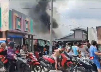 KEBAKARAN: Tampak asap kebakaran di Pasar Ngawen, Kecamatan Ngawen Kabupaten Blora pada Selasa, 9 Januari 2024 siang. (Dokumentasi Warga/Lingkarjateng.id)