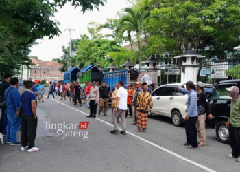 CARI KEJELASAN: Ratusan warga Desa Sidomulyo, Kecamatan Dempet, Kabupaten Demak saat mendatangi Kantor Bupati Demak, Kamis, 11 Januari 2024 untuk menanyakan kepastian tentang status tersangka Kades Sidomulyo Mahfudin. (M. Burhanuddin Aslam/Lingkarjateng.id)