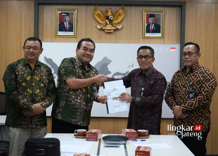 Bupati Blora Melobi Kemendag untuk Pembangunan Ulang Pasar Ngawen 25 SIMBOLIS: Bupati Blora, Arief Rohman (kedua dari kiri) saat melobi ke Kemendagri terkait pengajuan anggaran pembangunan kembali Pasar Ngawen pada Jumat, 12 Januari 2024. (Dok. Prokompim Blora/Lingkarjateng.id)