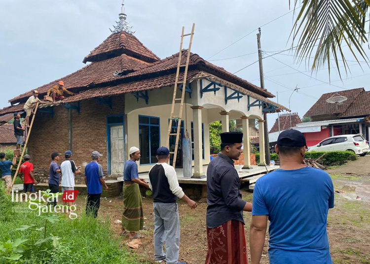 Caleg DPRD Jepara Prabu Bantu Pembangunan Mushola di Desa Srikandang 25 GOTONG ROYONG: Caleg DPRD Kabupaten Jepara dari Partai NasDem Muhammad Ramadhan Adinda Prabu saat kerja bakti bersama warga Desa Srikandang, Kecamatan Bangsri, Kabupaten Jepara, Sabtu (27/1) dalam pembangunan mushola. (Tomi Budianto/Lingkarjateng.id)