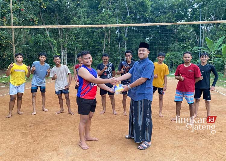 DUKUNG OLAHRAGA: Caleg DPRD Kabupaten Jepara dari Partai NasDem, Muhammad Ramadhan Adinda Prabu saat menyerahkan langsung bantuan bola voli kepada pemuda pecinta bola voli di Desa Guyangan, Kecamatan Bangsri, Kabupaten Jepara. (Tomi Budianto/Lingkarjateng.id)