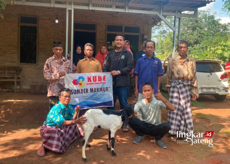 SIMBOLIS: Calon anggota legislatif (Caleg) Dewan Perwakilan Rakyat Daerah (DPRD) Kabupaten Jepara dari Partai NasDem, Muhammad Ramadhan Adinda Prabu (tengah barisan kedua) menyerahkan Kelompok Usaha Bersama (Kube) Sumber Makmur Desa Tanjung, Kecamatan Pakis Aji, Kabupaten Jepara, Sabtu, 13 Januari 2024. (Tomi Budianto/Lingkarjateng.id)