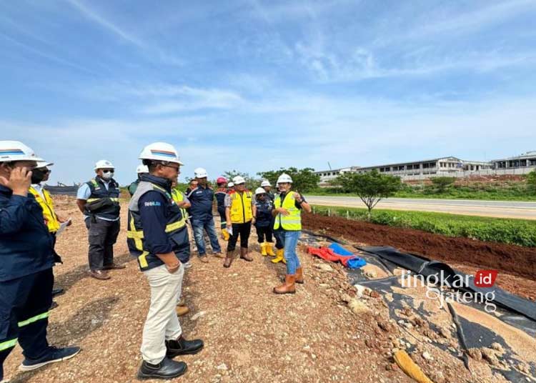 MENINJAU: Direktur Operasi dan Teknik I Made Kartu, beserta manajemen KITB saat memastikan percepatan pembuatan sistem drainase temporer. (Antara/Lingkarjateng.id)