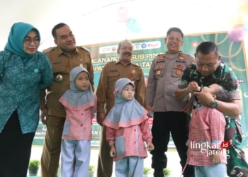 IMUNISASI: Bupati Blora, Arief Rohman (kedua dari kiri) bersama Kepala Dinkes Blora, Edi Widayat (ketiga dari kiri) bersama TP PKK serta Polri/TNI meneteskan vaksin polio terhadap siswa TK Pelangi Ceria pada Senin, 15 Januari 2024. (Dok. Humas Pemkab Blora/Lingkarjateng.id)