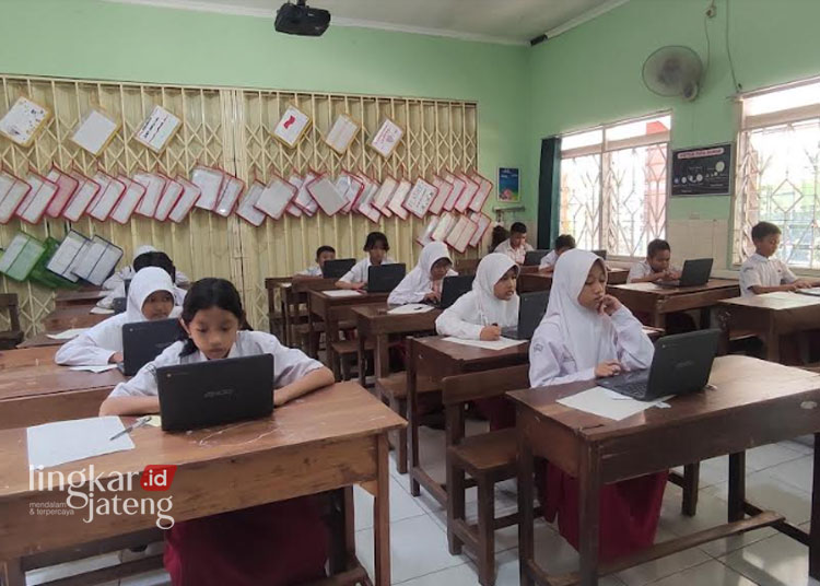 FOKUS: Potret para siswa Sekolah Dasar (SD) sedang melaksanakan kegiatan belajar mengajar (KBM) di salah satu sekolah di Kabupaten Kudus, belum lama ini. (Nisa Hafizhotus Syarifa/Lingkarjateng.id)