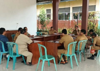 RAPAT: Kepala Desa dan Perangkat Desa Sidokumpul melakukan rapat untuk mengantisipasi berbagai permasalahan di desa. (Unggul Priambodo/Lingkarjateng.id)