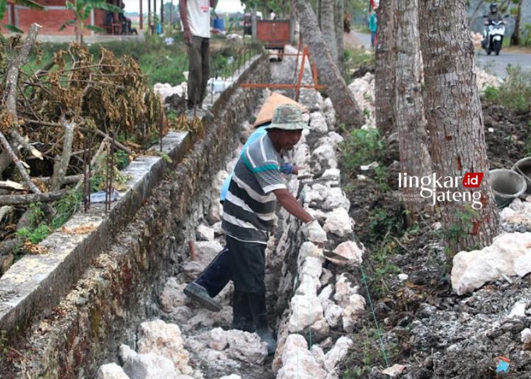 Dapat Kucuran DAK Rp 9 M, Pemkab Blora akan Bangun 7 Jaringan Irigasi 25 MEMBANGUN IRIGASI: Seorang pekerja sedang membangun irigasi yang dananya dari Anggaran Pendapatan dan Belanja Negara (APBN) melalui Program Percepatan Peningkatan Penggunaan Air Irigasi (P3-TGAI). (Dok. Pribadi/Lingkarjateng.id)